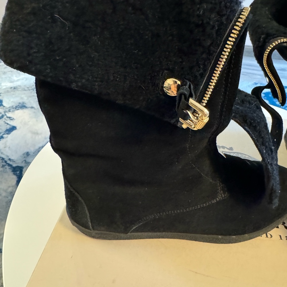 Burberry ladies winter boots - Picture 3 of 8